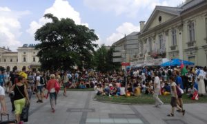 Poranne godziny przyjazdu pielgrzymów na SDM - plac obok galerii Krakowskiej, PKP